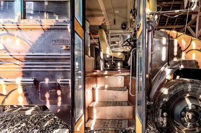 Cozy Hot Tub “Love Bus” near Augusta, Kentucky - Germantown, Kentucky - glamping.directory