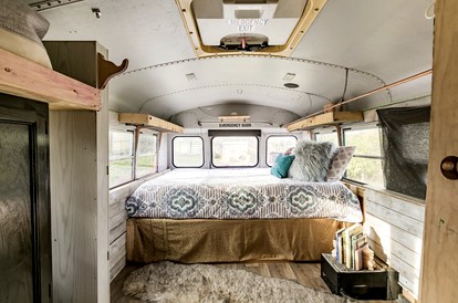 Cozy Hot Tub “Love Bus” near Augusta, Kentucky - Germantown, Kentucky - glamping.directory