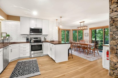 Cozy Sunny Bear Mountain Retreat with Floor-to-Ceiling Stone Fireplace Near Wintergreen Resort in VA - Wintergreen Resort, Virginia - glamping.directory