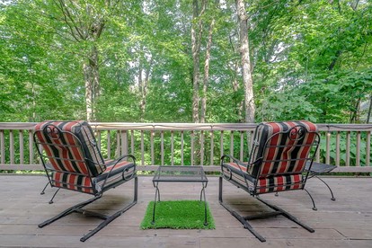 Cozy Sunny Bear Mountain Retreat with Floor-to-Ceiling Stone Fireplace Near Wintergreen Resort in VA - Wintergreen Resort, Virginia - glamping.directory