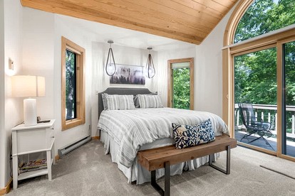 Cozy Sunny Bear Mountain Retreat with Floor-to-Ceiling Stone Fireplace Near Wintergreen Resort in VA - Wintergreen Resort, Virginia - glamping.directory
