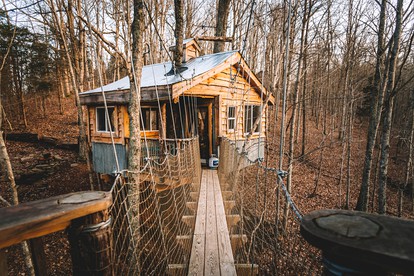 Stunning Tree House Tucked Away Among the Trees near Germantown, Kentucky - glamping.directory