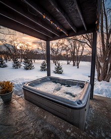Luxury Cabin with a Hot Tub in Barneveld Ideal for Romantic Adirondack Getaways - Barneveld, New York - glamping.directory