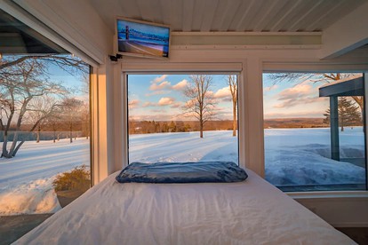 Luxury Cabin with a Hot Tub in Barneveld Ideal for Romantic Adirondack Getaways - Barneveld, New York - glamping.directory