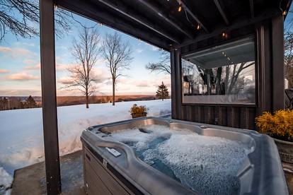 Luxury Cabin with a Hot Tub in Barneveld Ideal for Romantic Adirondack Getaways - Barneveld, New York - glamping.directory