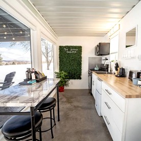Luxury Cabin with a Hot Tub in Barneveld Ideal for Romantic Adirondack Getaways - Barneveld, New York - glamping.directory