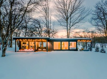 Luxury Cabin with a Hot Tub in Barneveld Ideal for Romantic Adirondack Getaways - Barneveld, New York - glamping.directory