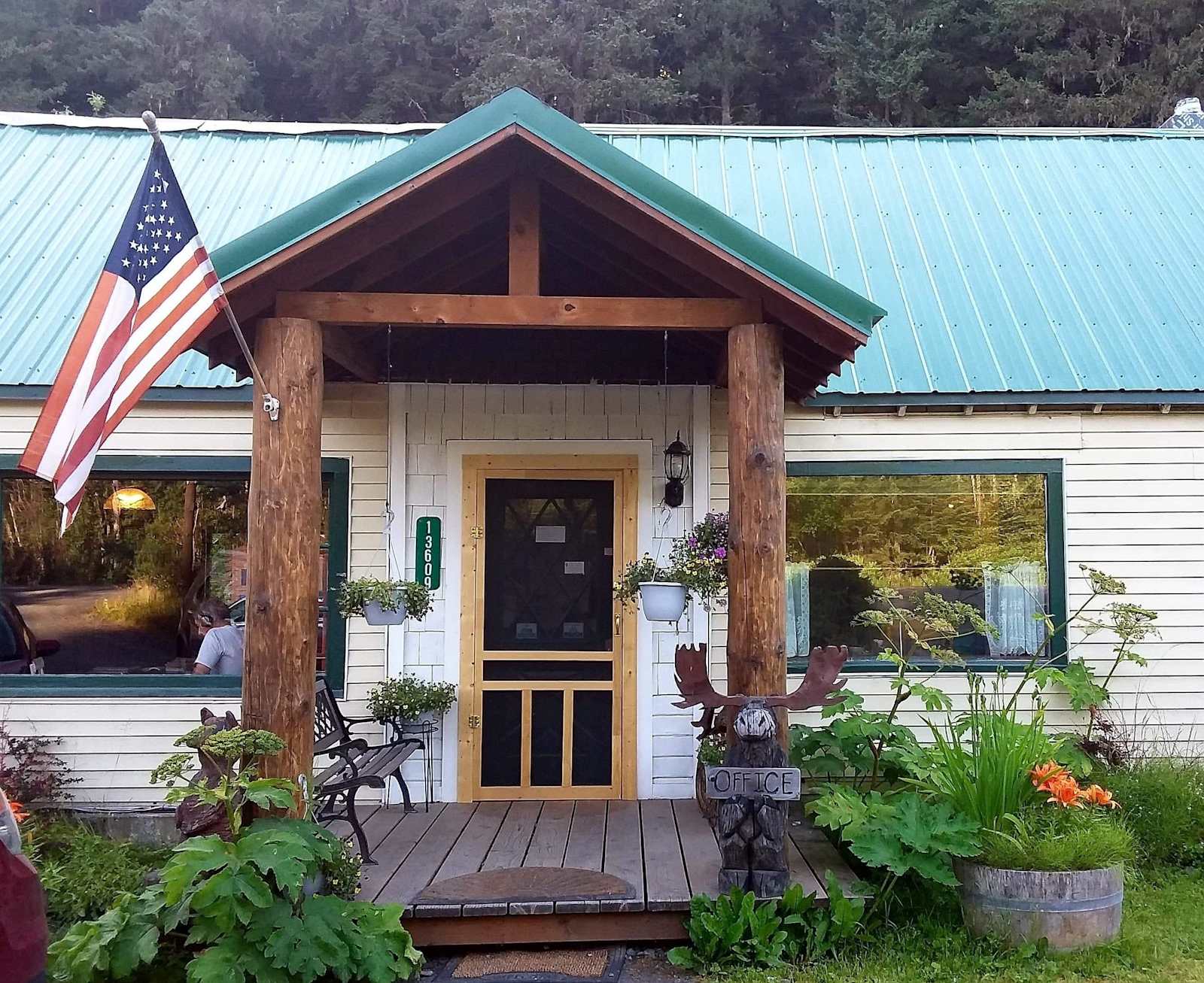 Nauti Otter Inn and Yurt Village - glamping.directory