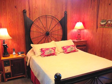 Lakefront Weekend Getaway with a Private Dock near the Ocala National Forest, Florida - Orange Springs, Florida - glamping.directory