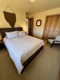 Elegant Vacation Home with Aspen Grove & Mountain Views near Ennis Lake in McAllister, Montana - McAllister, Montana - glamping.directory