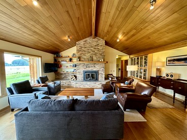 Elegant Vacation Home with Aspen Grove & Mountain Views near Ennis Lake in McAllister, Montana - McAllister, Montana - glamping.directory