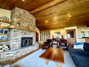 Elegant Vacation Home with Aspen Grove & Mountain Views near Ennis Lake in McAllister, Montana - McAllister, Montana - glamping.directory