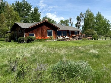 Elegant Vacation Home with Aspen Grove & Mountain Views near Ennis Lake in McAllister, Montana - glamping.directory
