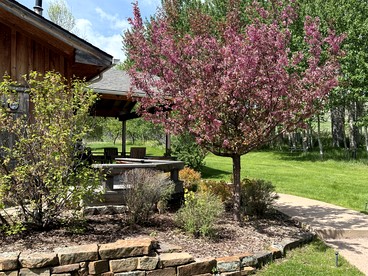 Elegant Vacation Home with Aspen Grove & Mountain Views near Ennis Lake in McAllister, Montana - McAllister, Montana - glamping.directory