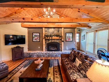 Gorgeous Riverfront Cabin with Games in North Conway, New Hampshire - North Conway, New Hampshire - glamping.directory