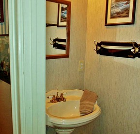 Nautical Suite Getaway with a Fireplace near the Cumberland River in Tennessee - Indian Mound, Tennessee - glamping.directory