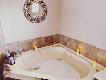 Deluxe Suite with a Spa Tub for a Romantic Getaway in California - Julian, California - glamping.directory