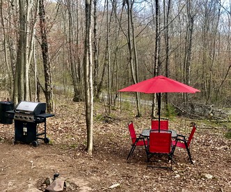 Intimate Tiny Home Rental in the Woods for a Romantic Getaway in New York State - Big Indian, New York - glamping.directory