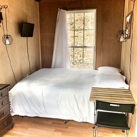 Intimate Tiny Home Rental in the Woods for a Romantic Getaway in New York State - Big Indian, New York - glamping.directory