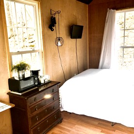 Intimate Tiny Home Rental in the Woods for a Romantic Getaway in New York State - Big Indian, New York - glamping.directory