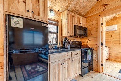 Cozy Stargazing Cabin with Hot Tub near Red River Gorge in Estill County, Kentucky - Stanton, Kentucky - glamping.directory