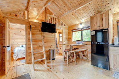Cozy Stargazing Cabin with Hot Tub near Red River Gorge in Estill County, Kentucky - Stanton, Kentucky - glamping.directory