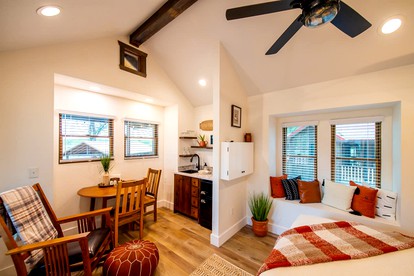 Quaint Treehouse for Glamping in Waco, Texas - Elm Mott, Texas - glamping.directory