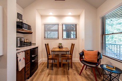Quaint Treehouse for Glamping in Waco, Texas - Elm Mott, Texas - glamping.directory