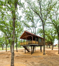Quaint Treehouse for Glamping in Waco, Texas - Elm Mott, Texas - glamping.directory