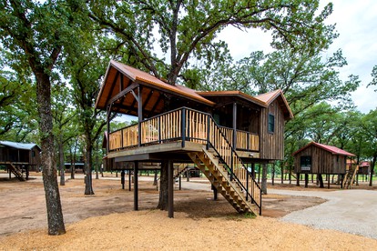 Quaint Treehouse for Glamping in Waco, Texas - Elm Mott, Texas - glamping.directory