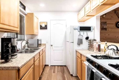 Your Mountain Oasis: Cabin with Hot Tub in Sugarloaf, California - Big Bear, California - glamping.directory