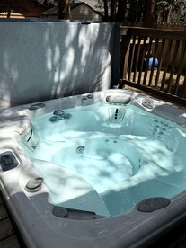 Your Mountain Oasis: Cabin with Hot Tub in Sugarloaf, California - Big Bear, California - glamping.directory