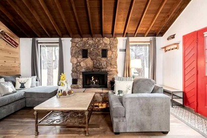 Your Mountain Oasis: Cabin with Hot Tub in Sugarloaf, California - Big Bear, California - glamping.directory