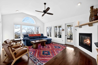 Stunning Hedgesville Mountain Home with Fire Pit & Screened Porch Near Hedgesville, WV - Hedgesville, West Virginia - glamping.directory