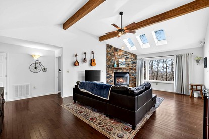 Stunning Hedgesville Mountain Home with Fire Pit & Screened Porch Near Hedgesville, WV - Hedgesville, West Virginia - glamping.directory