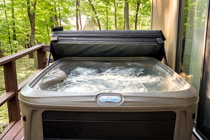 Incredible Cabin with Hot-tub and Barbecue in Hedgesville, West Virginia - Hedgesville, West Virginia - glamping.directory