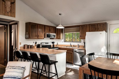 Incredible Cabin with Hot-tub and Barbecue in Hedgesville, West Virginia - Hedgesville, West Virginia - glamping.directory