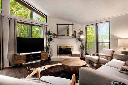 Incredible Cabin with Hot-tub and Barbecue in Hedgesville, West Virginia - Hedgesville, West Virginia - glamping.directory