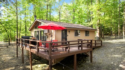 Incredible Cabin with Hot-tub and Barbecue in Hedgesville, West Virginia - glamping.directory