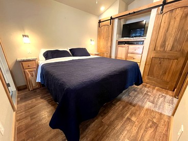 Beautiful Cabin by the Lake Nestled in Sabine National Forest for a Romantic Retreat in Hemphill, Texas - Hemphill, Texas - glamping.directory