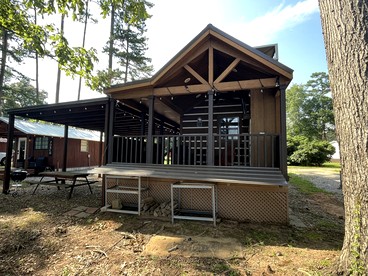 Beautiful Cabin by the Lake Nestled in Sabine National Forest for a Romantic Retreat in Hemphill, Texas - Hemphill, Texas - glamping.directory
