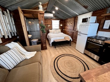 Beautiful Cabin by the Lake Nestled in Sabine National Forest for a Romantic Retreat in Hemphill, Texas - glamping.directory
