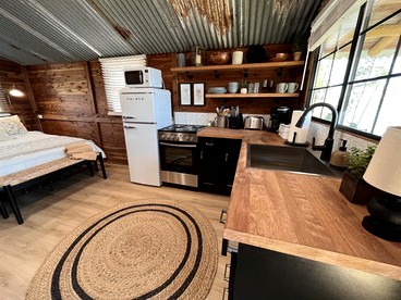 Beautiful Cabin by the Lake Nestled in Sabine National Forest for a Romantic Retreat in Hemphill, Texas - Hemphill, Texas - glamping.directory
