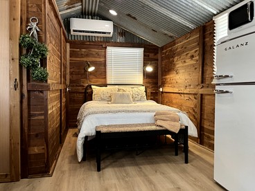 Beautiful Cabin by the Lake Nestled in Sabine National Forest for a Romantic Retreat in Hemphill, Texas - Hemphill, Texas - glamping.directory