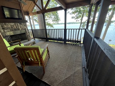 Beautiful Cabin by the Lake Nestled in Sabine National Forest for a Romantic Retreat in Hemphill, Texas - Hemphill, Texas - glamping.directory