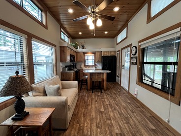 Beautiful Cabin by the Lake Nestled in Sabine National Forest for a Romantic Retreat in Hemphill, Texas - Hemphill, Texas - glamping.directory