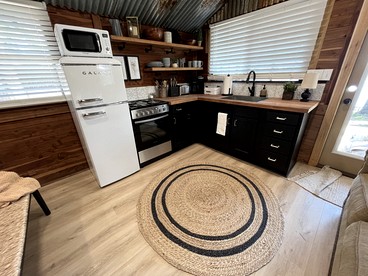 Beautiful Cabin by the Lake Nestled in Sabine National Forest for a Romantic Retreat in Hemphill, Texas - Hemphill, Texas - glamping.directory