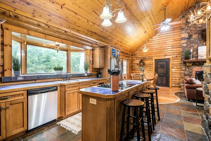 Luxurious Vacation Rental for Groups near Hoosier National Forest, Indiana - Henryville, Indiana - glamping.directory