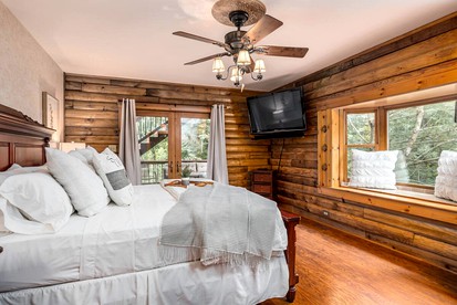Luxurious Vacation Rental for Groups near Hoosier National Forest, Indiana - Henryville, Indiana - glamping.directory