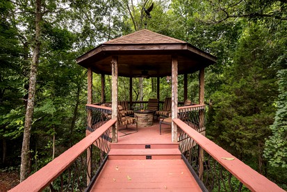Luxurious Vacation Rental for Groups near Hoosier National Forest, Indiana - Henryville, Indiana - glamping.directory